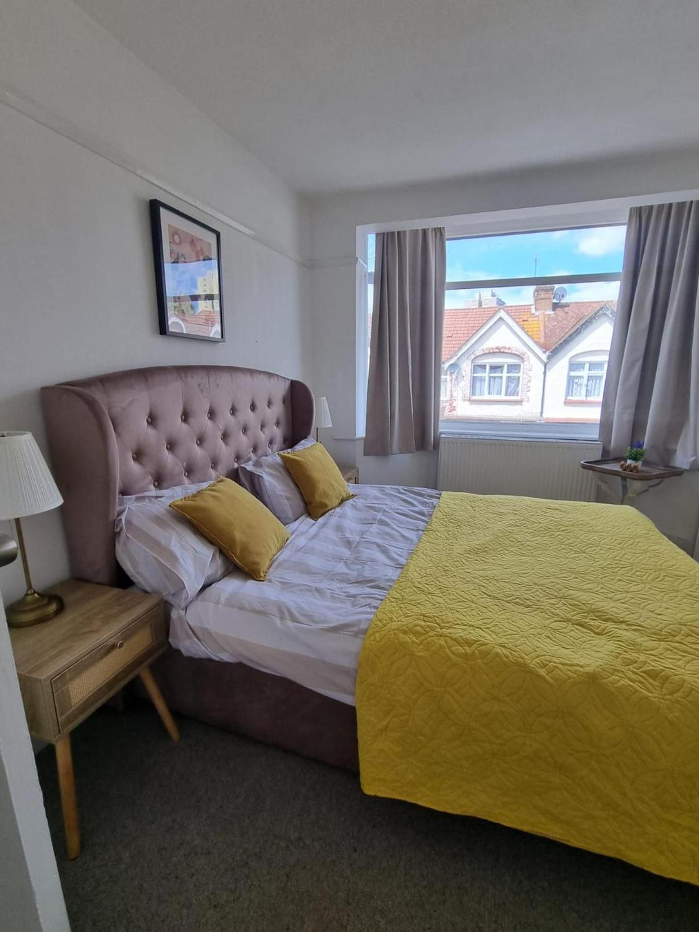 Large 4 Bed Terraced House * Londra