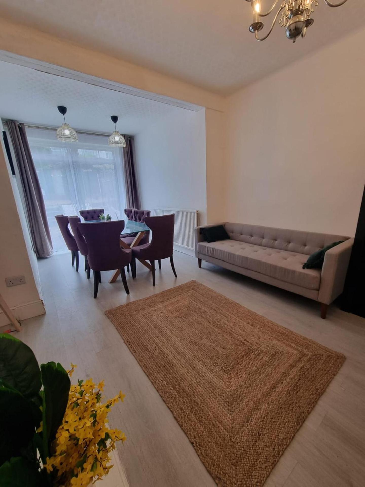 Large 4 Bed Terraced House * Londra