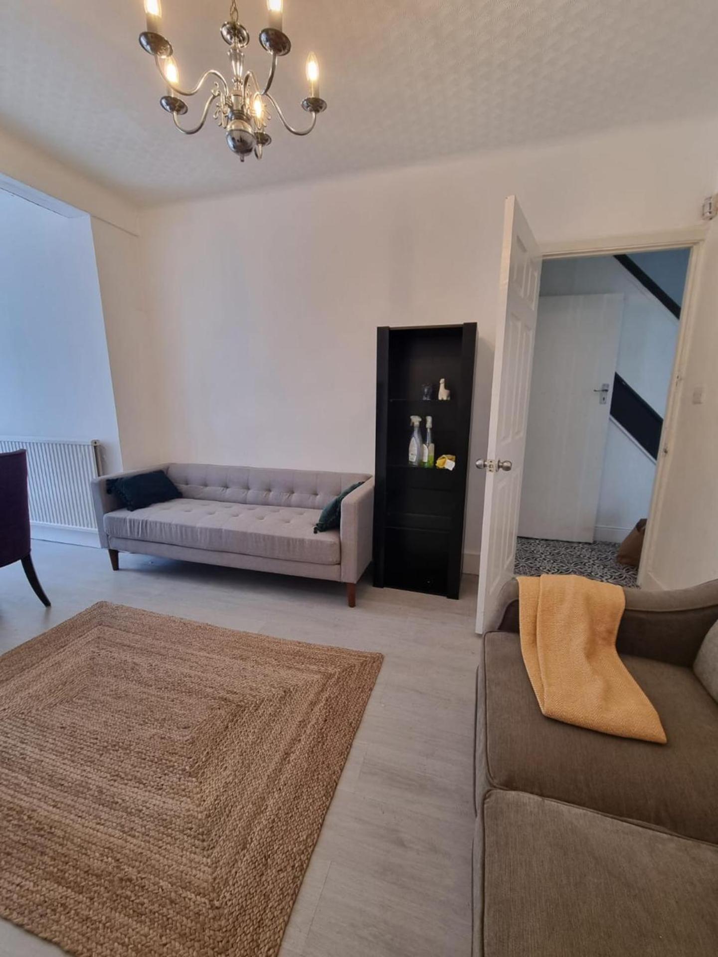 Large 4 Bed Terraced House *