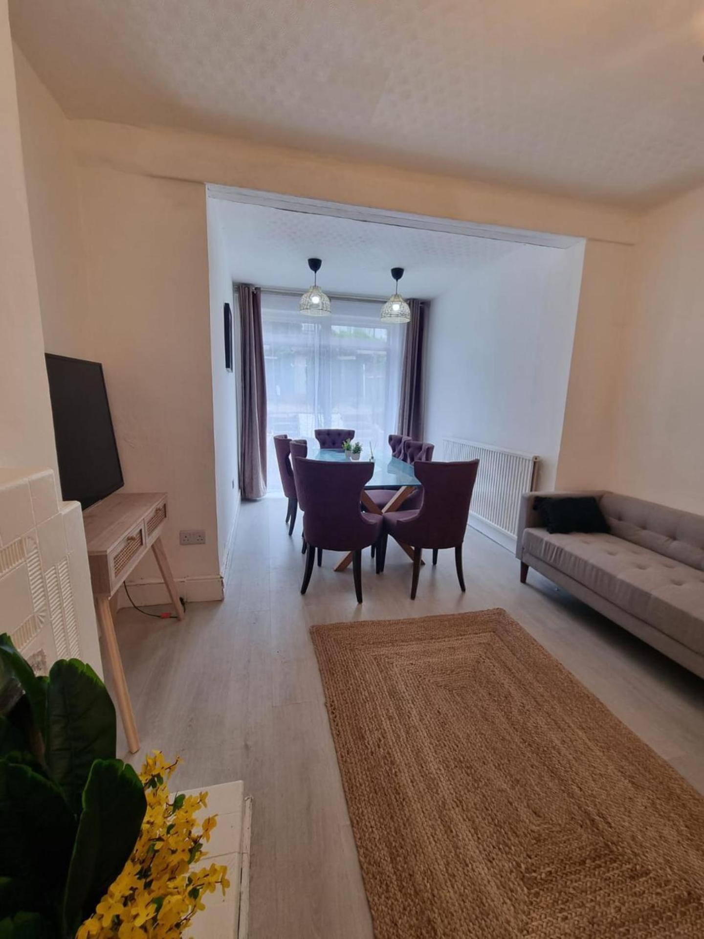 Large 4 Bed Terraced House Londra